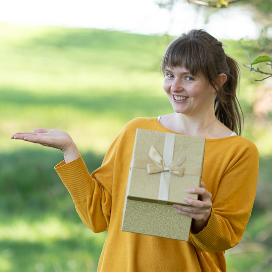 Marie-Therese Stedry © Waldspatz-Medien; Resi hält ein Geschenk – Jetzt Freebi sichern!