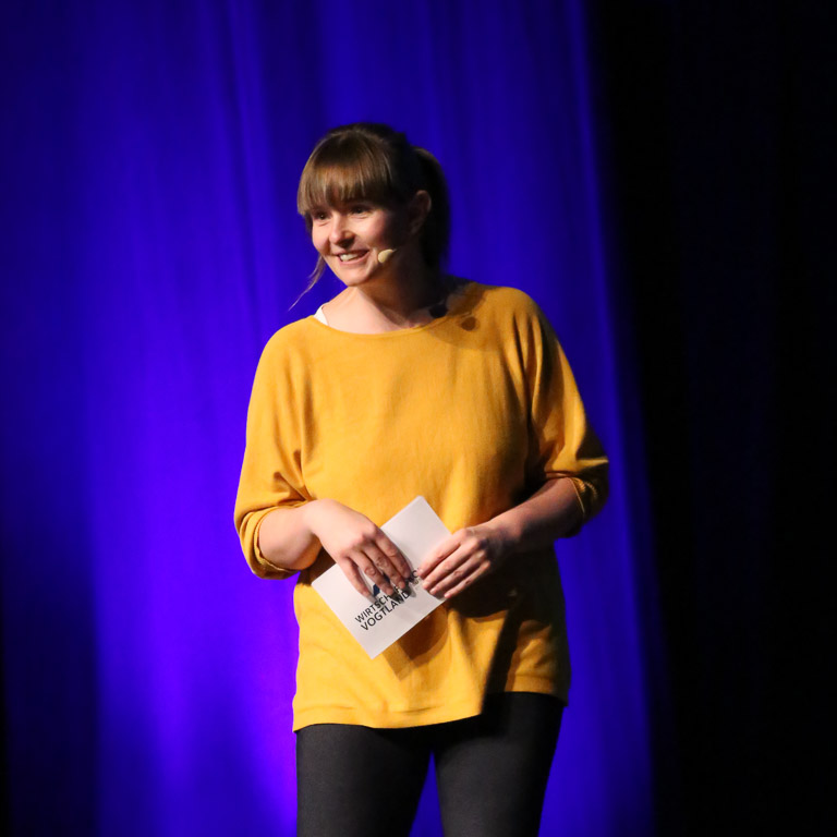 Marie-Therese Stedry © Waldspatz-Medien; Resi hält einen Vortrag vor Unternehmern und Fachpersonal